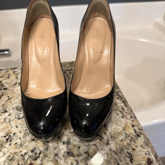 Black patent leather size 6 Sergio Rossi heels. Very used - Picture 2 of 7